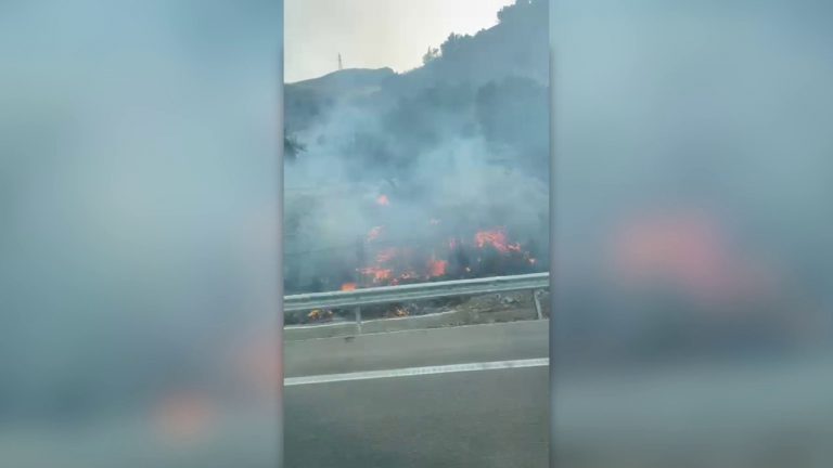 Incendi tra Trabia e Termini Imerese, rallentamenti lungo l’autostrada