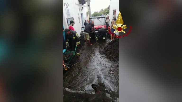 Devastata dal maltempo isola di Stromboli, vigili del fuoco al lavoro