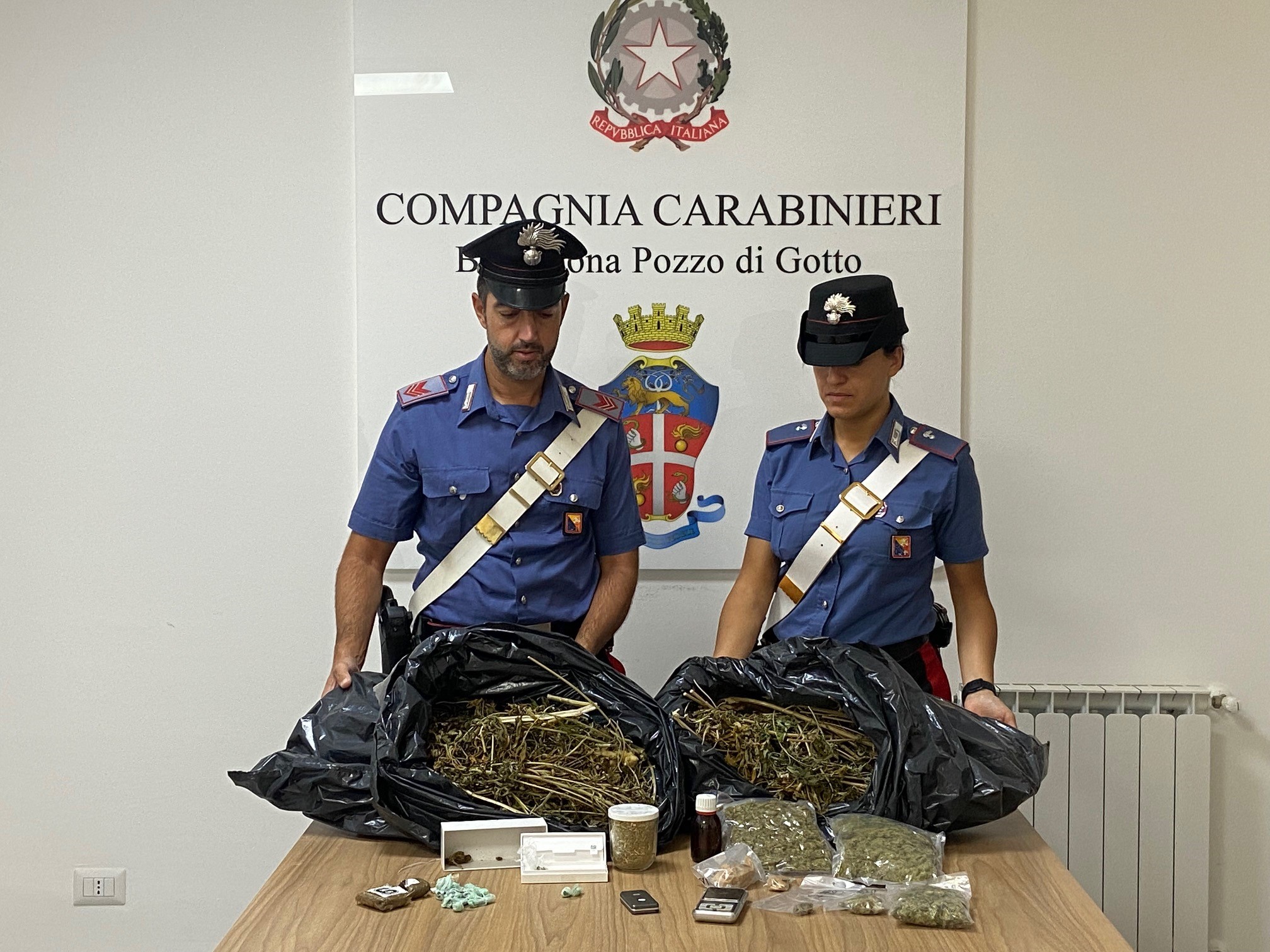 Spaccio, sorpresi due giovani con 1 kilo e mezzo di droga