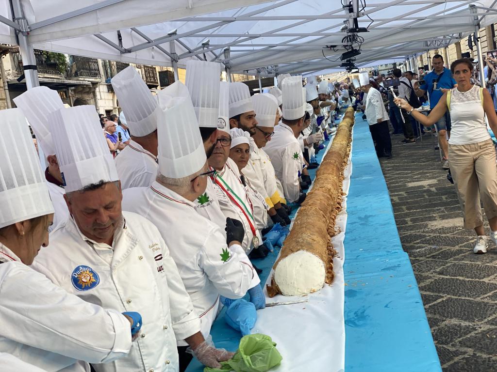 A Caltanissetta il cannolo più lungo del mondo