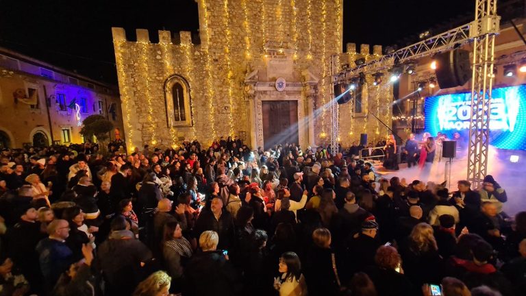 Taormina, bagno di folla per il dj set di fine anno