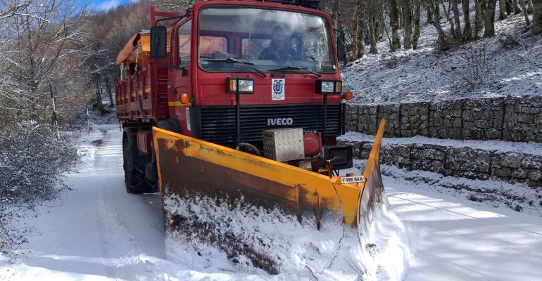 Neve nel Messinese, mezzi in azione per soccorrere automobilisti