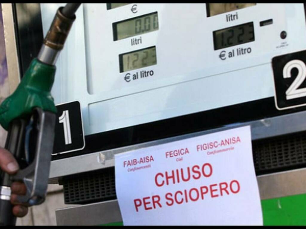 Sciopero benzinai, si tratta ad oltranza. Oggi vertice a Roma