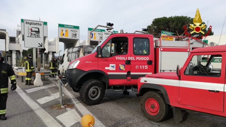 A20, furgone prende fuoco