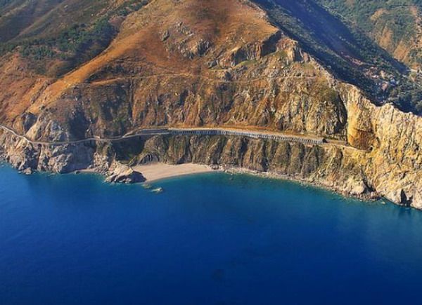 Turisti per caso “scoprono” la spiaggia segreta bagnata dal Tirreno