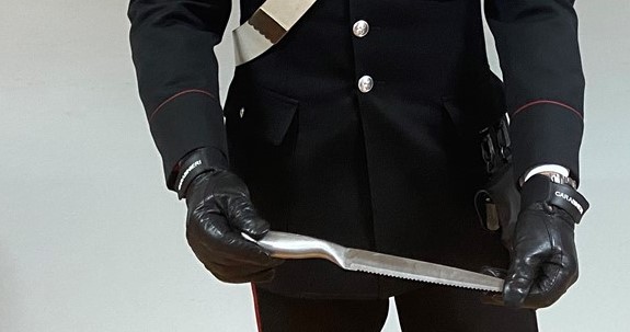 In giro con un grosso coltello: arrestato