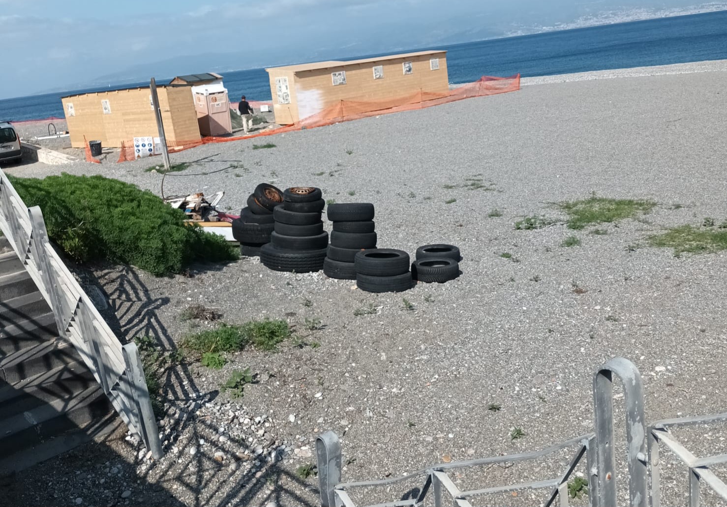 Altro che bandiera blu, discarica in spiaggia a Santa Margherita