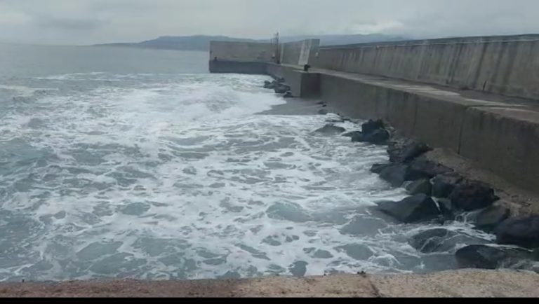 Porto di Tremestieri in balìa dei marosi