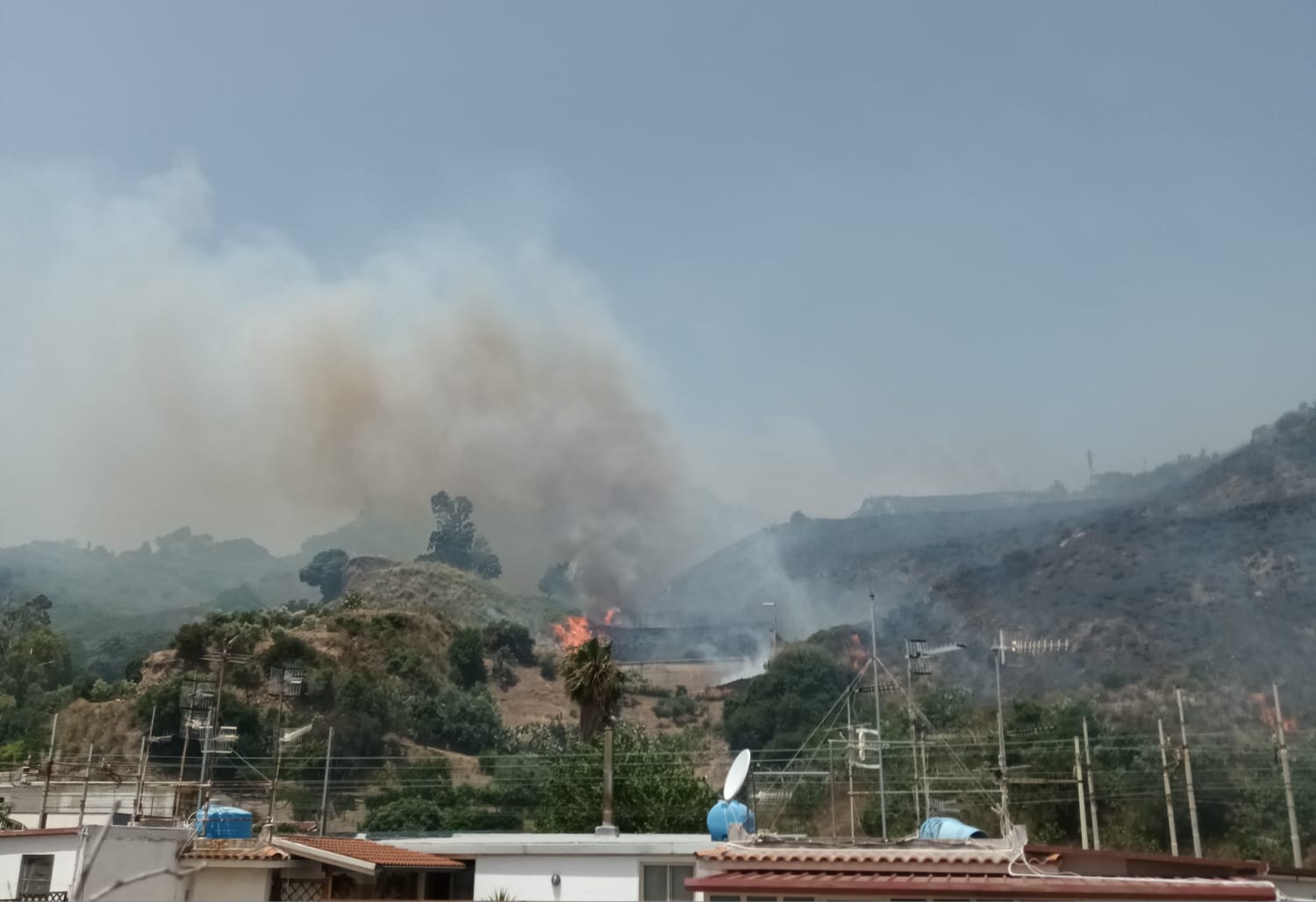 Primo caldo e primi incendi, fiamme a Santa Margherita e Giampilieri