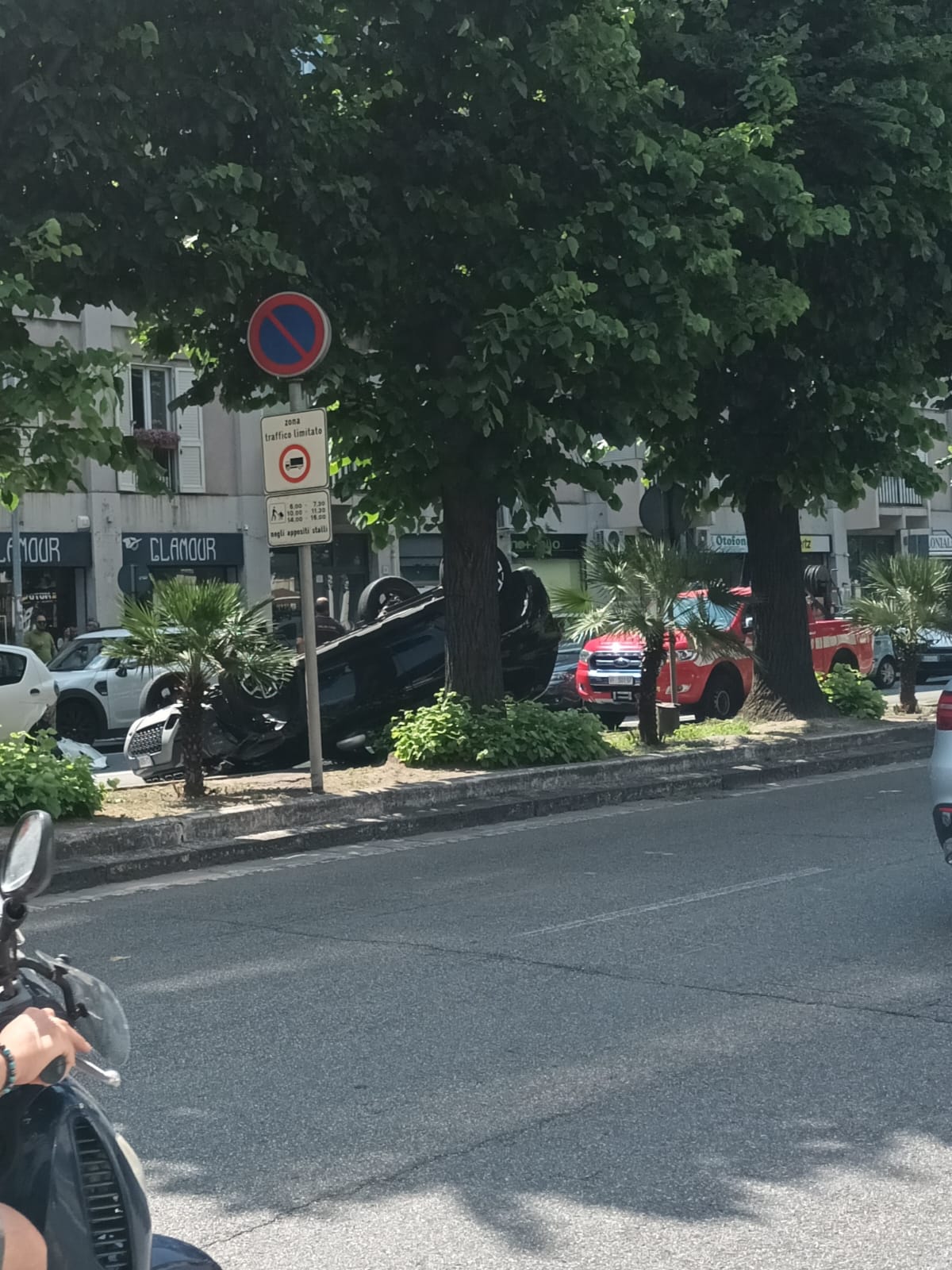 Suv tampona auto e si ribalta in pieno centro