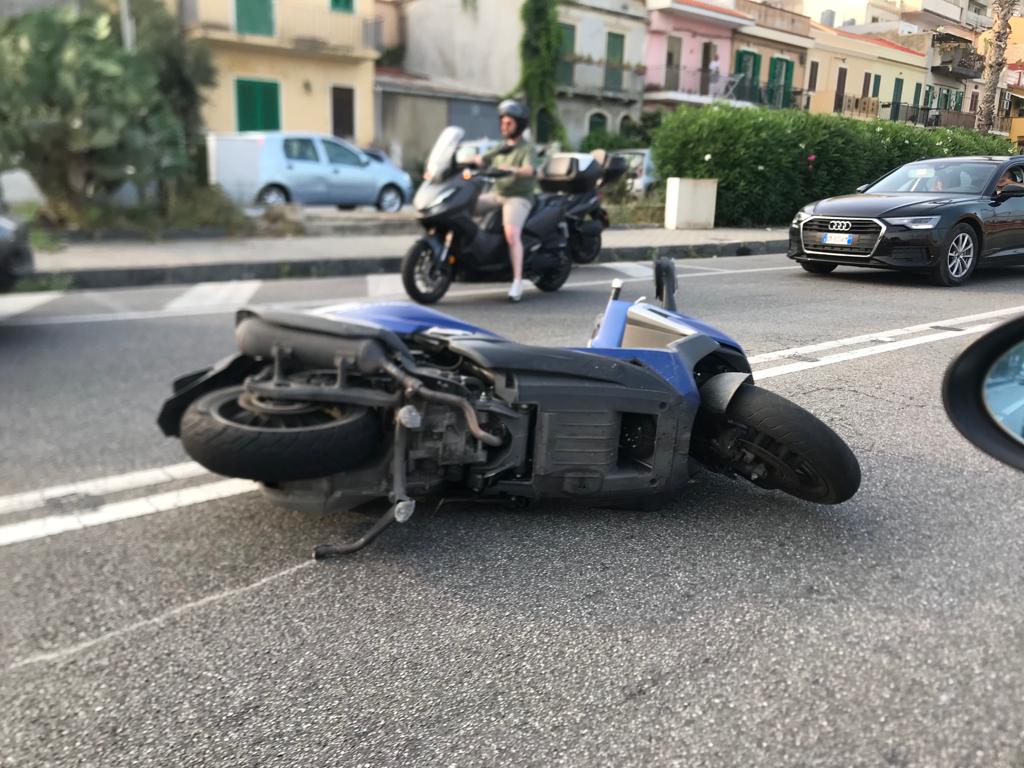 Collisione tra scooter sulla litoranea