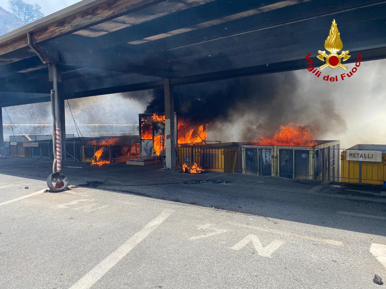 In fiamme l’isola ecologica di Pistunina