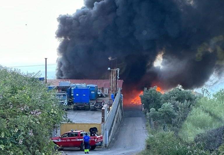 Fiamme a ridosso dell’impianto della differenziata