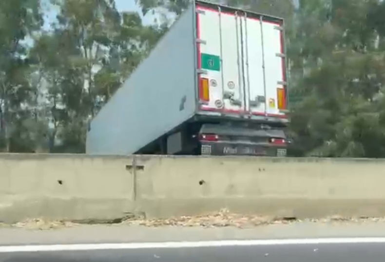 A18, scontro Tir-autocompattatore, conducente in gravi condizioni