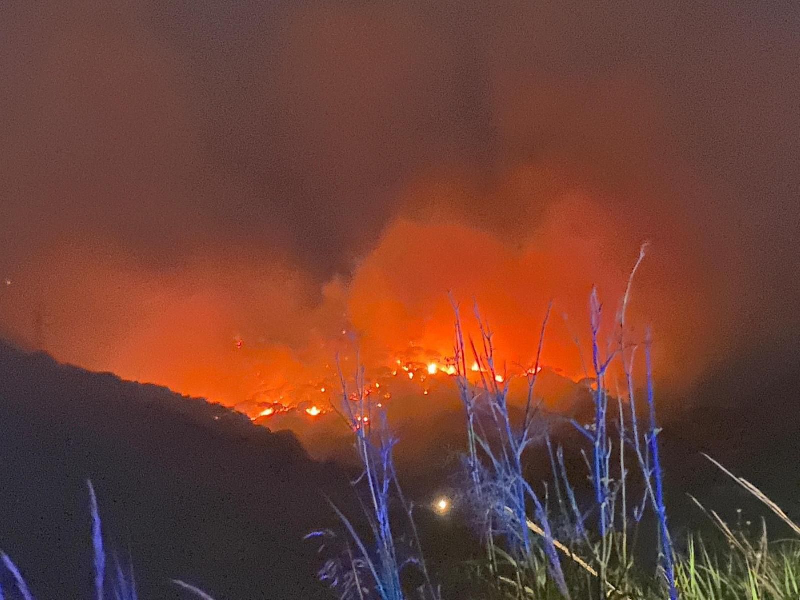 Messina brucia: si teme per l’esplosione di nuovi ordigni