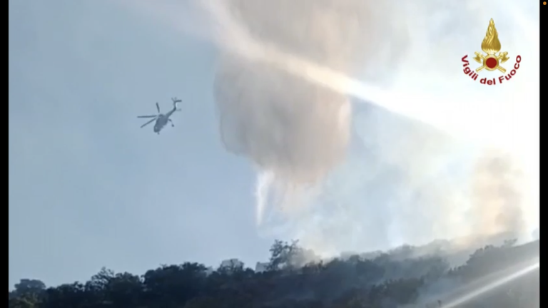 Briga Marina, incendio minaccia le abitazioni