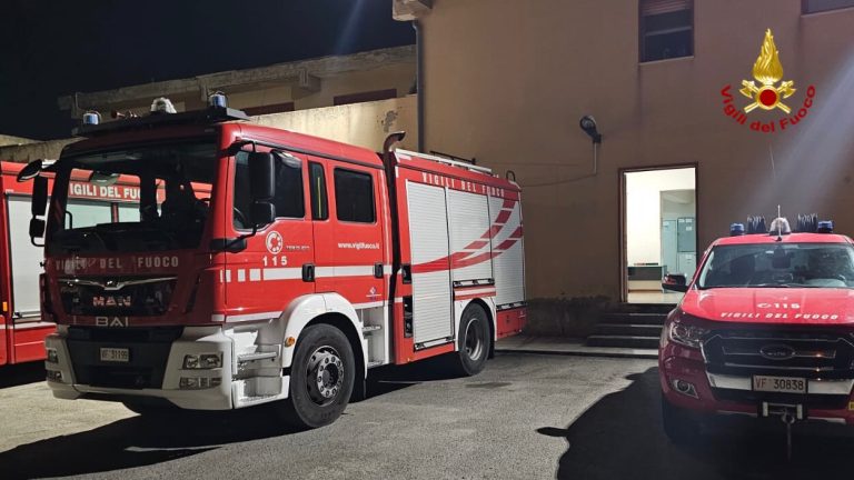 Bimbi intrappolati in auto: salvati dai vigili del fuoco