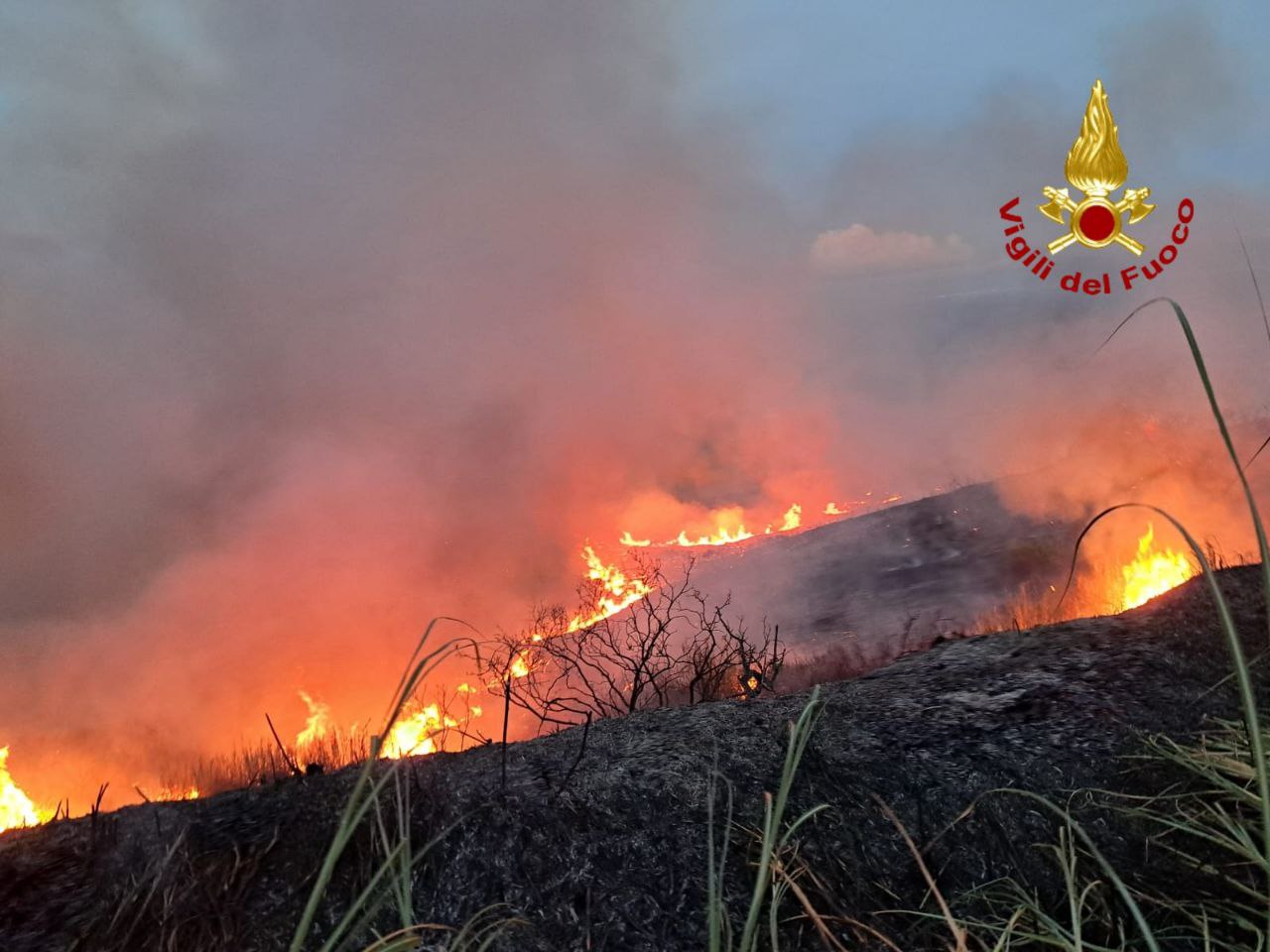 Vulcano in fiamme: canadair in azione