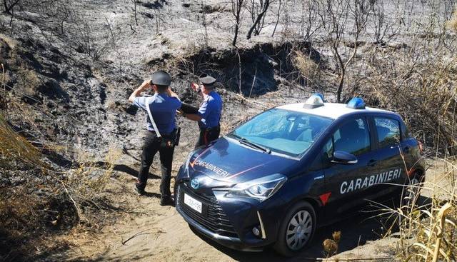 Provocano incendio, due turisti denunciati a Vulcano