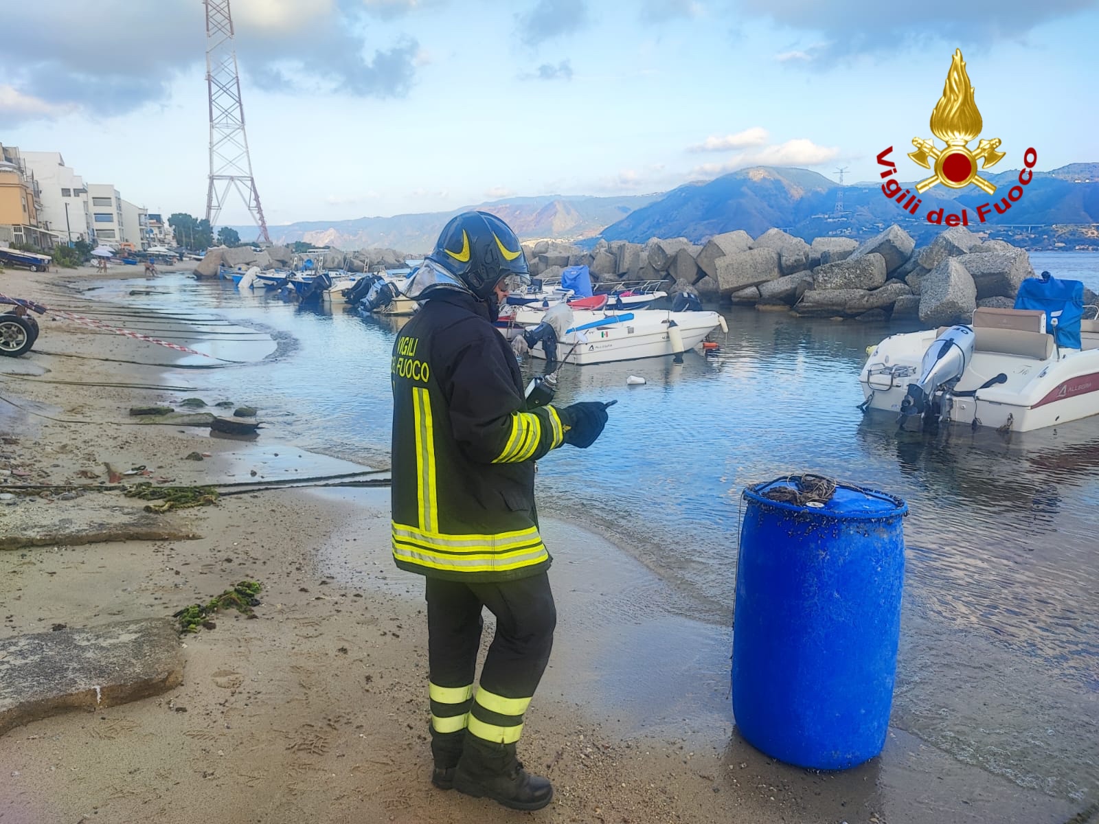 Fusto misterioso sulla spiaggia di Torre Faro: intervengono i pompieri