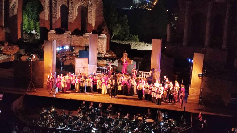 Taormina e Tosca, binomio mozzafiato