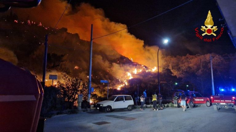 Notte di terrore, evacuazioni di massa per gli incendi. Danni incalcolabili