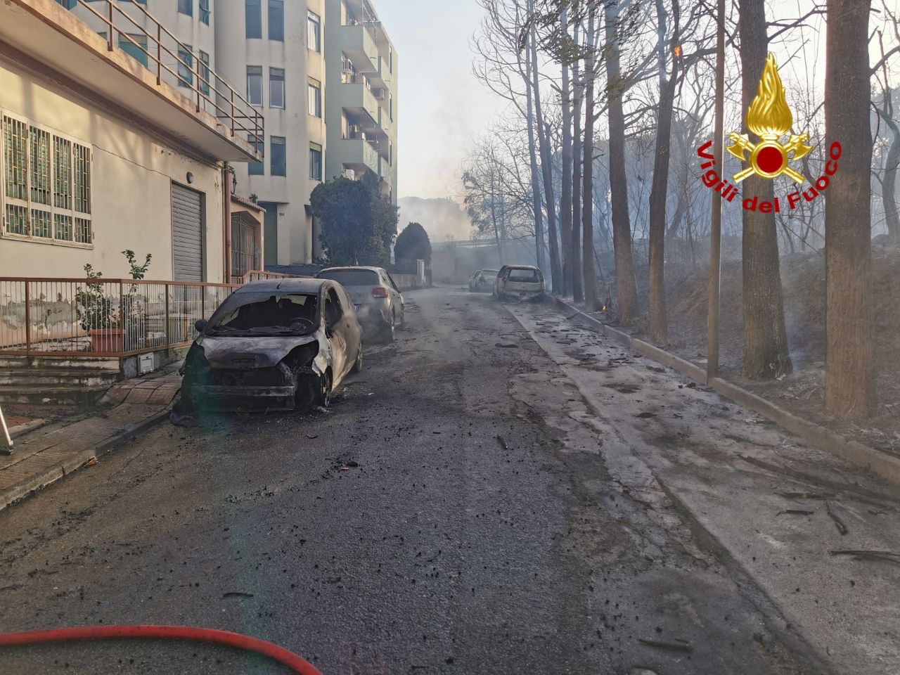 Inferno tra Messina e Villafranca, fiamme anche in un’area di servizio dell’A20