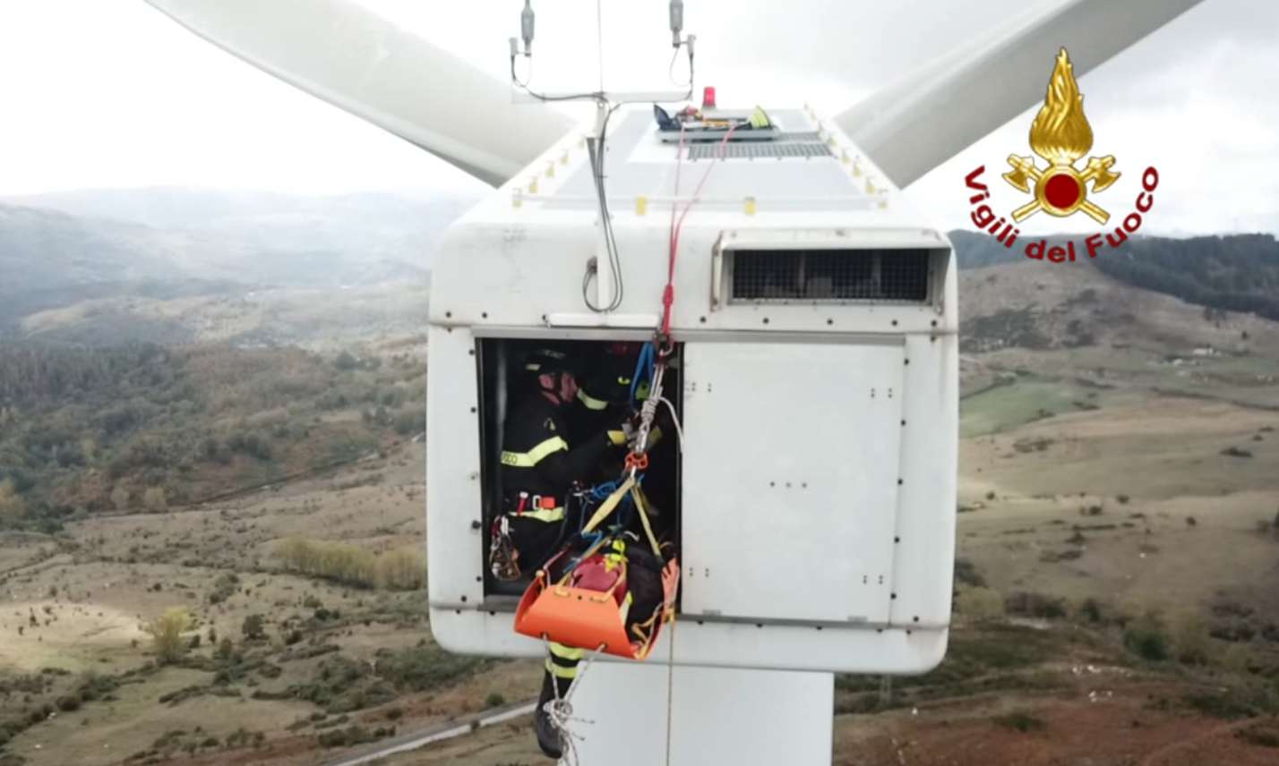 Floresta, simulazione di salvataggio su pala eolica