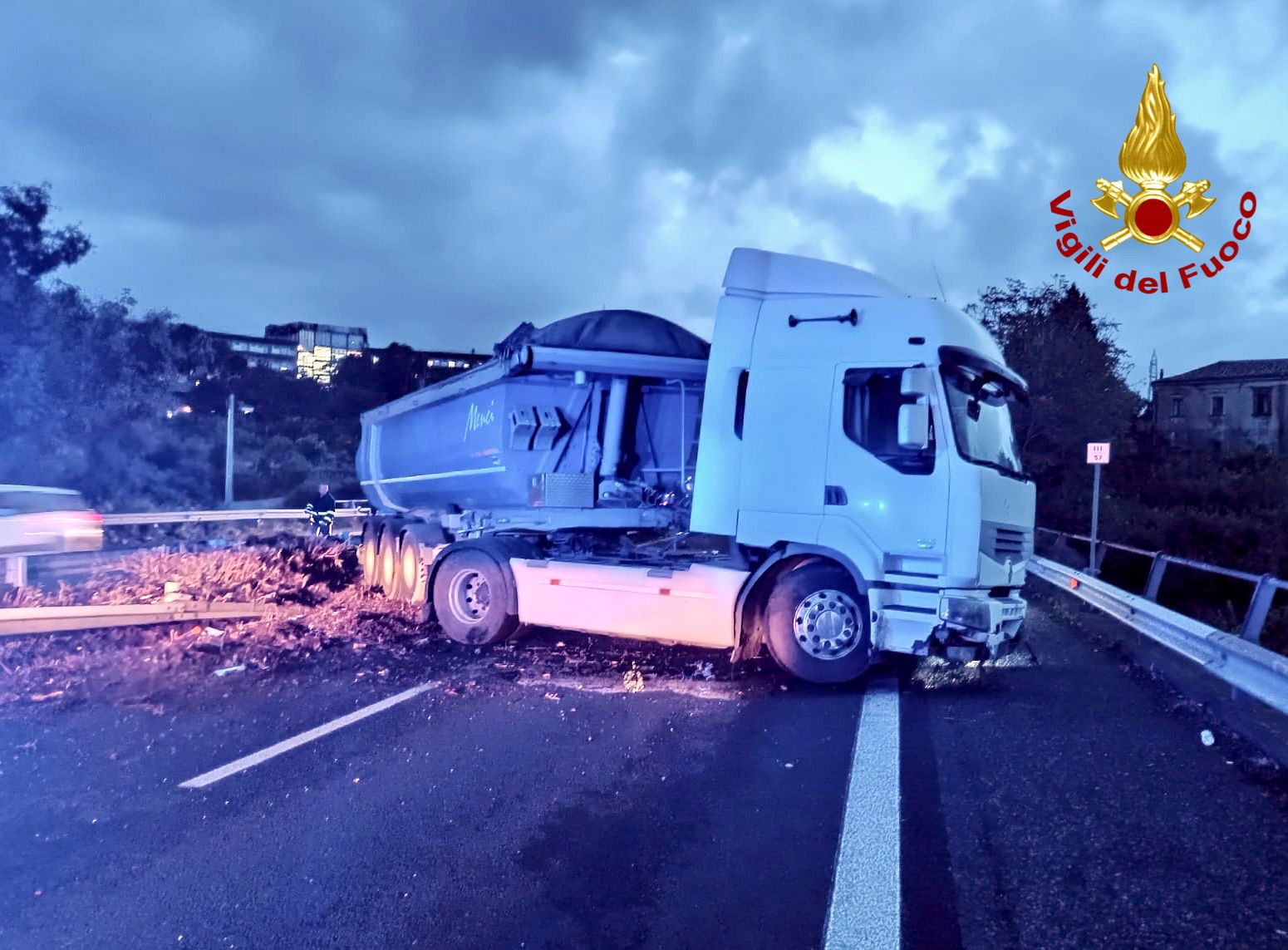 Scontro auto-Tir, è paralisi sull’A18