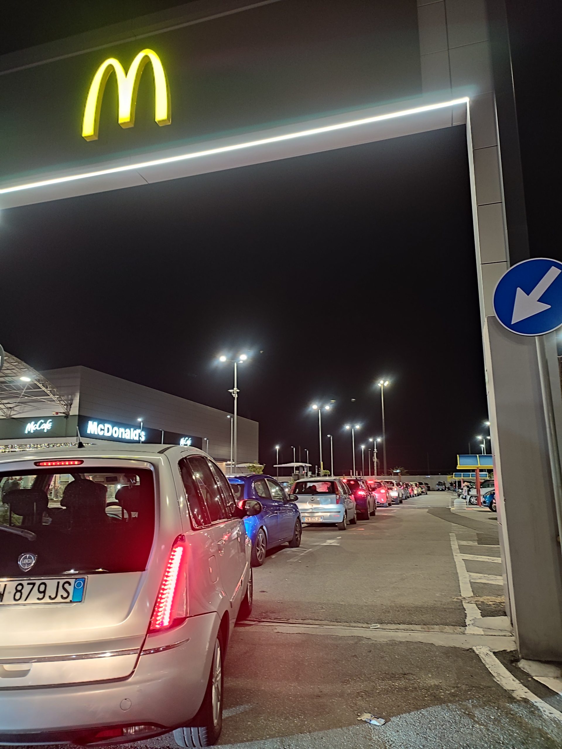 Maregrosso, traffico in tilt per l’hamburger da 3 euro