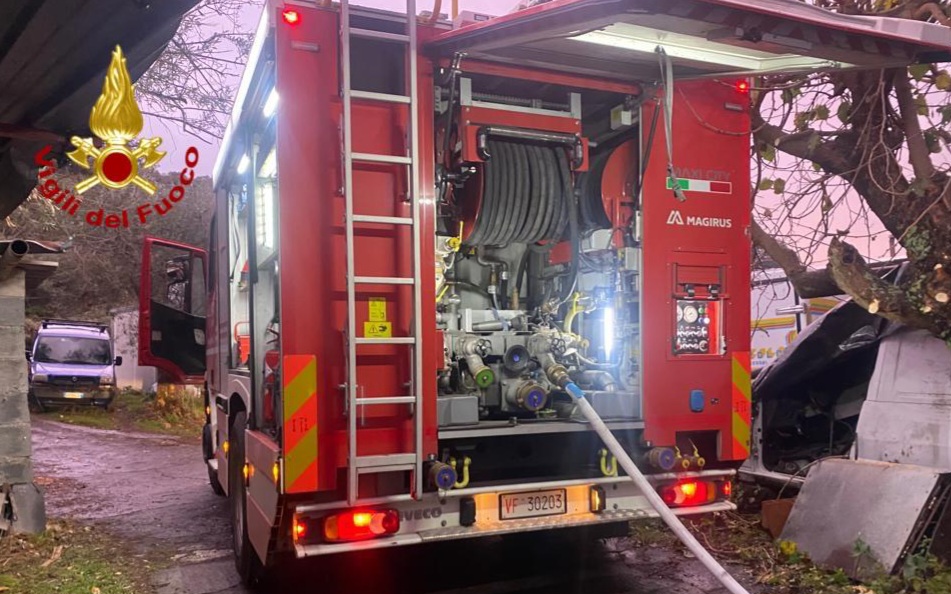 Incendio in un capannone, forse l’origine è un cortocircuito