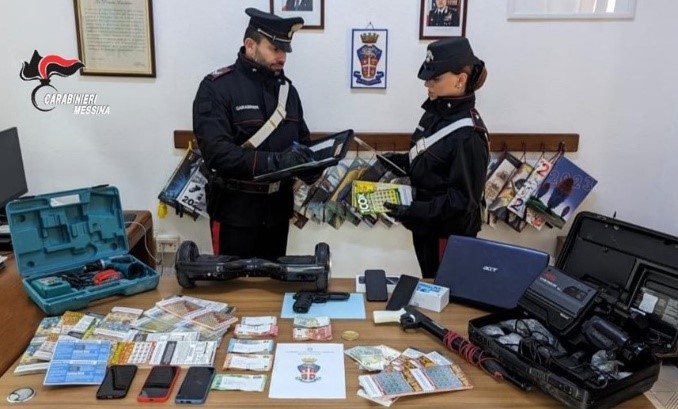 Droga, preziosi, fucile da sub e Gratta e Vinci rubati, tre arresti a Lipari