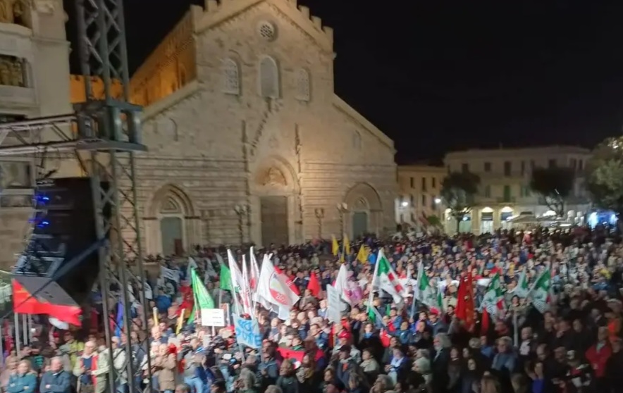 In duemila marciano contro il ponte