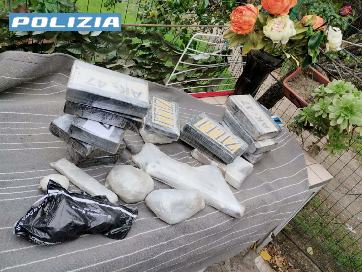 Armi e cocaina, maxi sequestro a Camaro