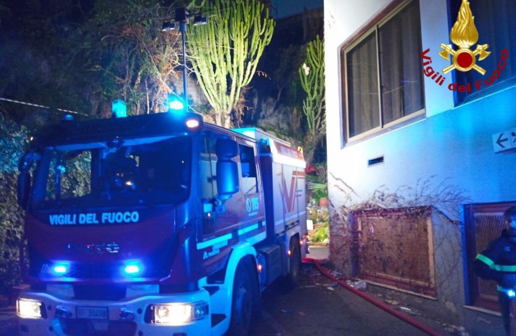 Incendio in un ex albergo a Paradiso