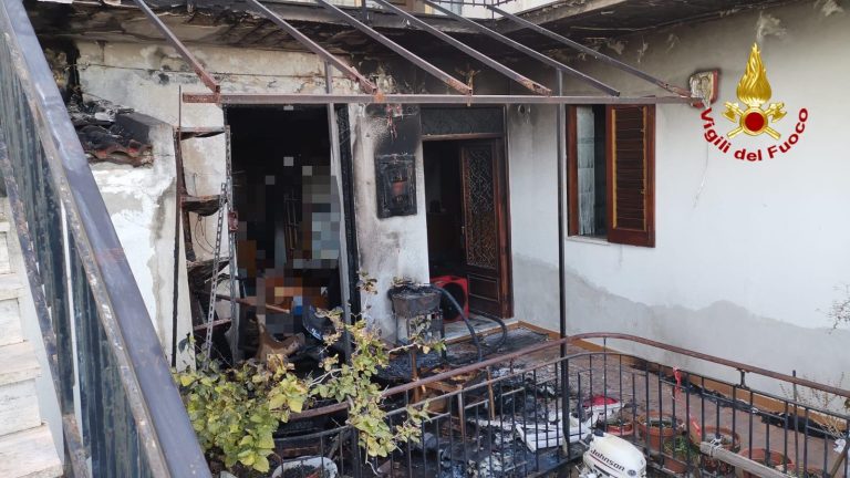 Scoppia incendio in casa: intervengono i pompieri