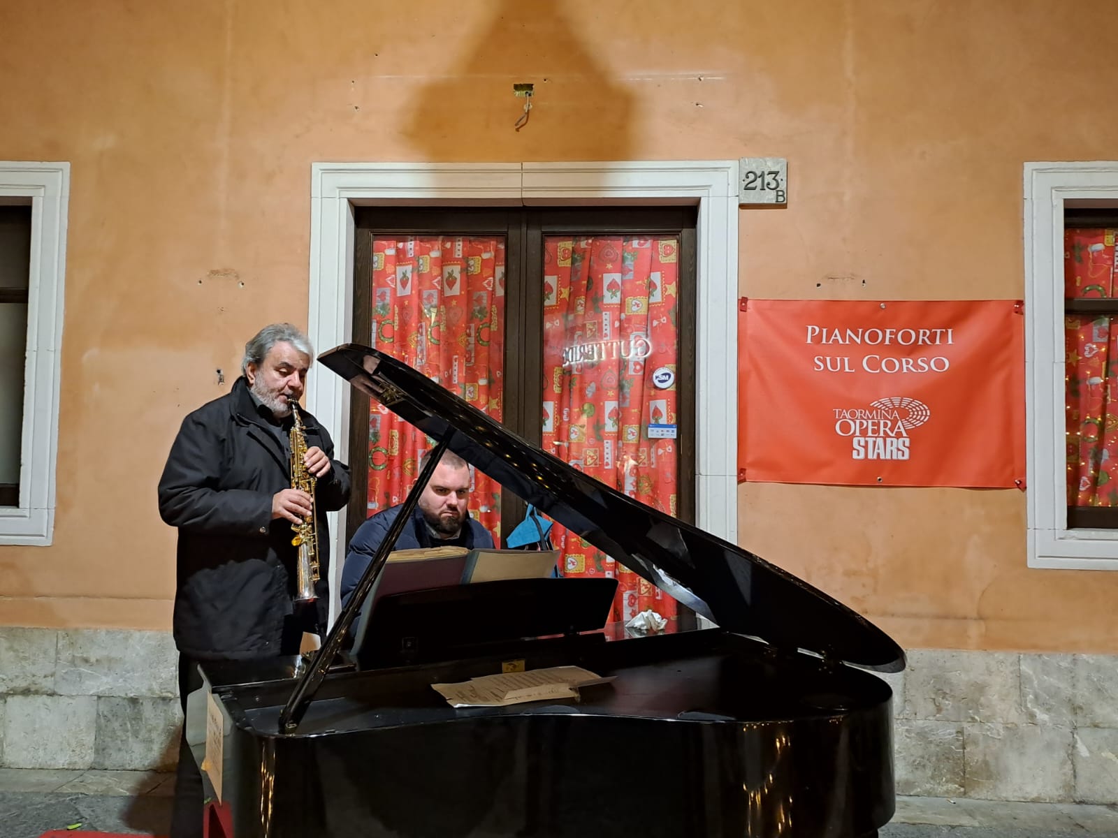 Il fascino dei pianoforti sul corso Umberto