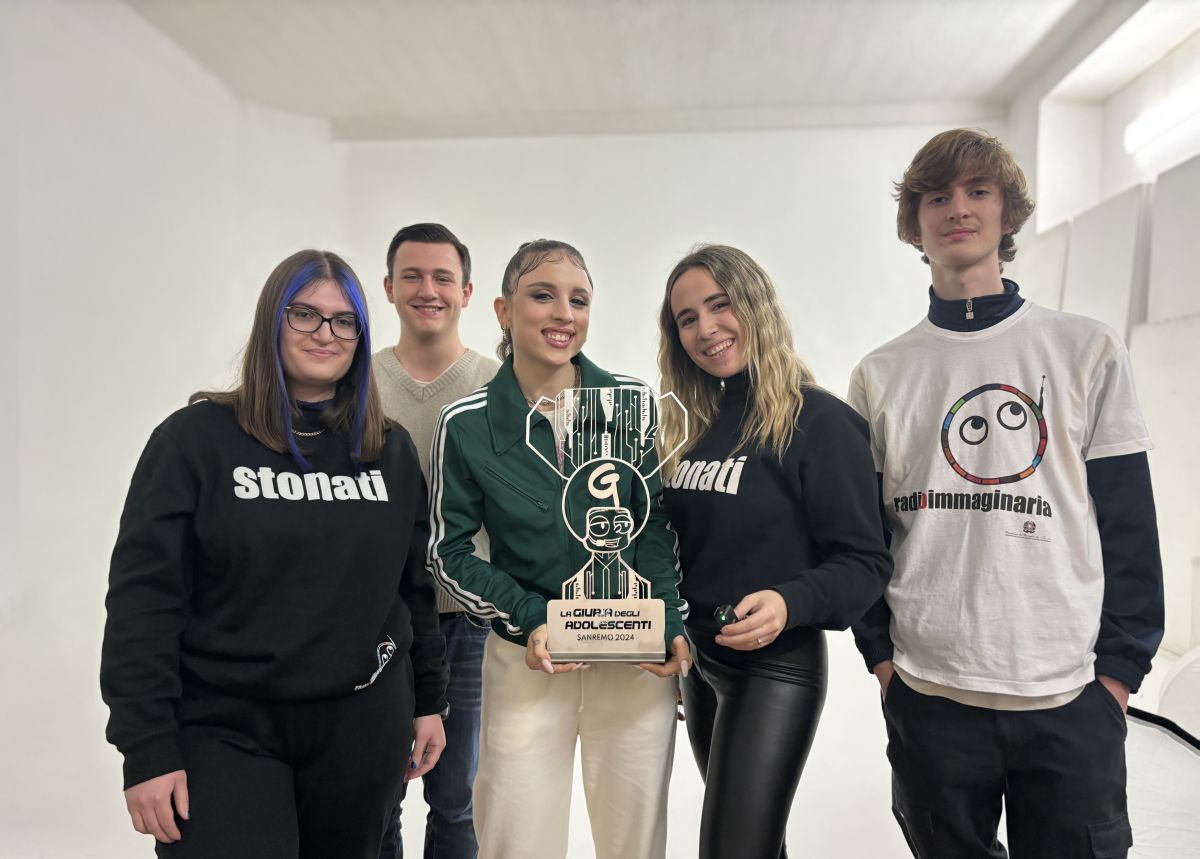 Angelina Mango ritira il premio della Giuria degli Adolescenti