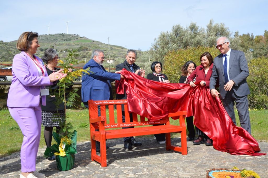 8 marzo, inaugurata panchina rossa alle terme di Cefalà Diana