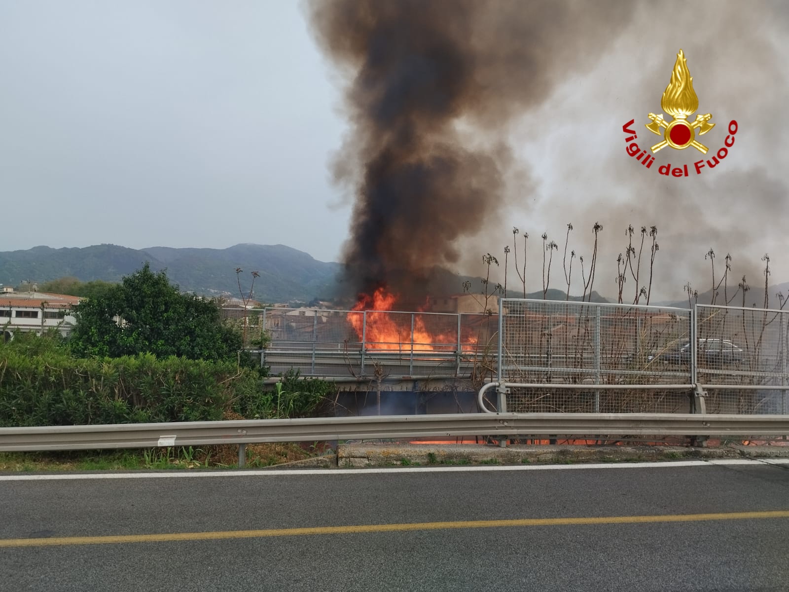 A20, incendio tra i viadotti