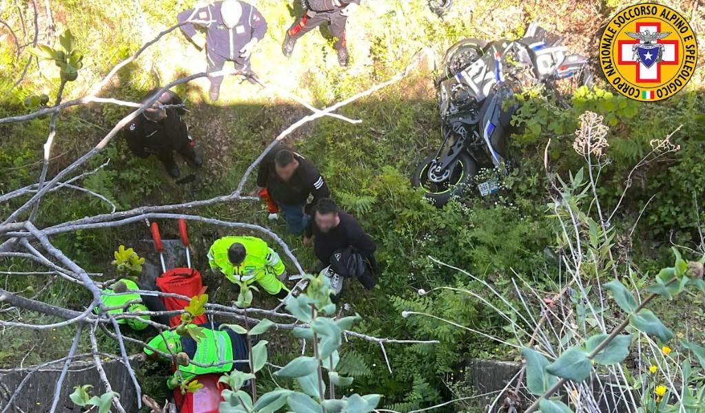 Motociclista di Giardini precipita in una scarpata