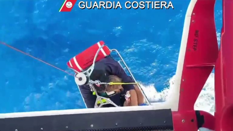 Elicottero della Guardia Costiera soccorre bambino ferito in barca