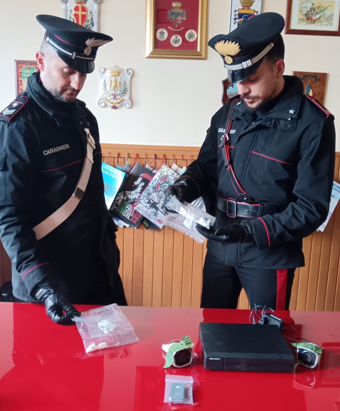 Cocaina e crack in casa: arrestato 28enne. Scoperto anche sistema video per sfuggire ai controlli