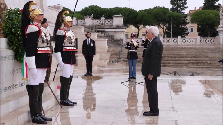 Mattarella depone una corona d’alloro all’Altare della Patria