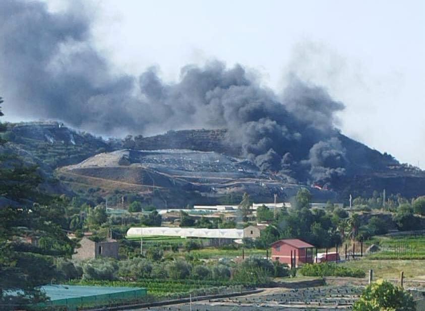 Incendio nella discarica di Mazzarrà: nube tossica avvolge la zona