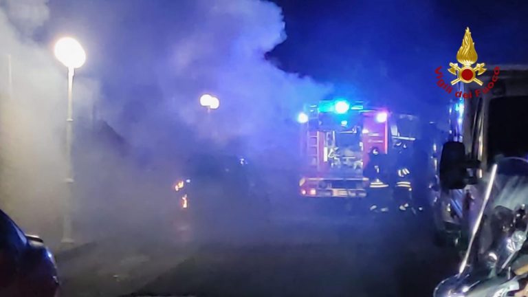 Ganzirri, auto in fiamme: intervengono i vigili del fuoco