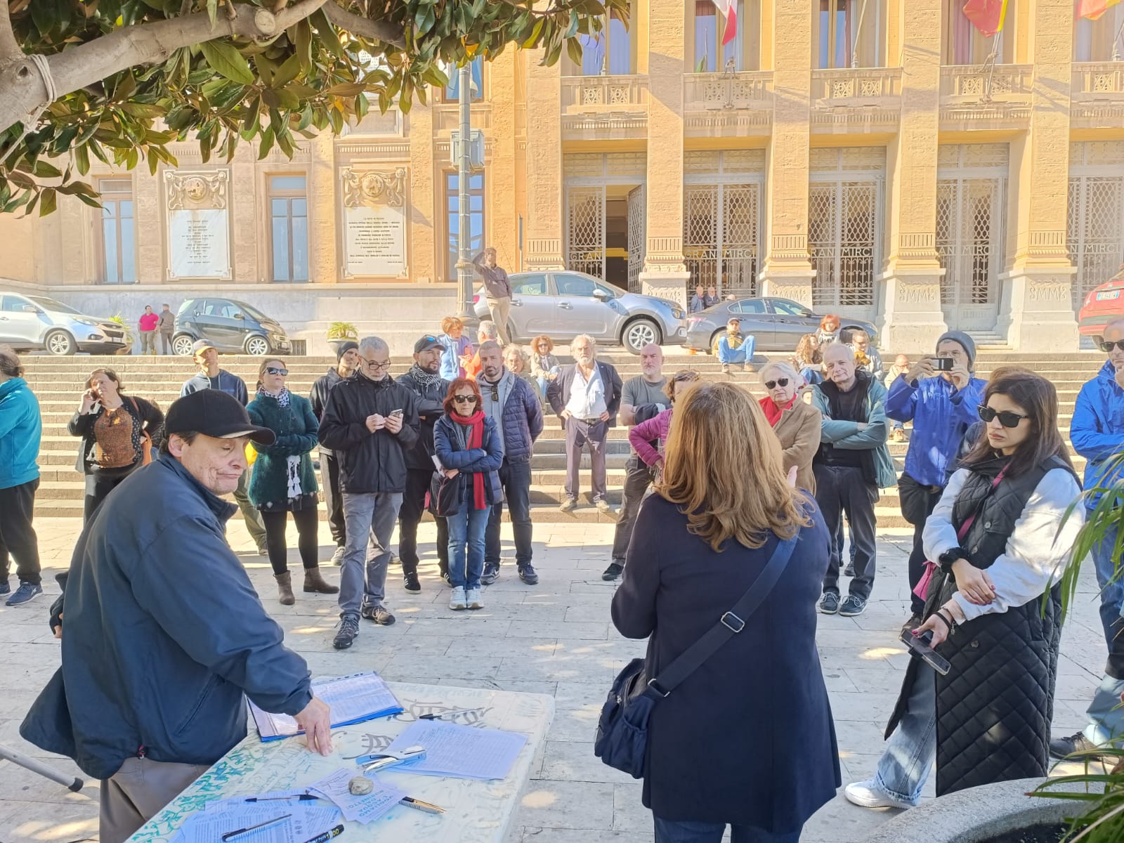 “Vogliamo l’acqua dal rubinetto”: dopo la protesta il sindaco apre, ma “non basta”