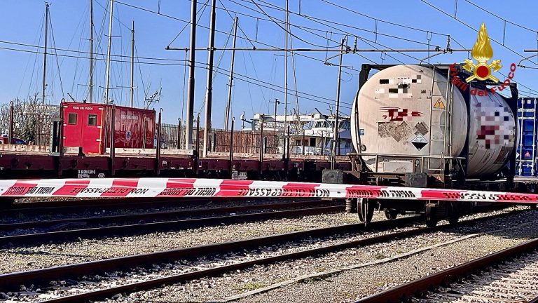 Sversamento acido da un convoglio: intervengono i vigili del fuoco